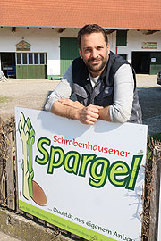 täglich frisch aus eigenem Anbau vom Bauernhof der Familie Raba in Adelshausen - Schrobenhausener Spargel - Weißer und Grüner Spargel (©Foto.Martin Schmitz)